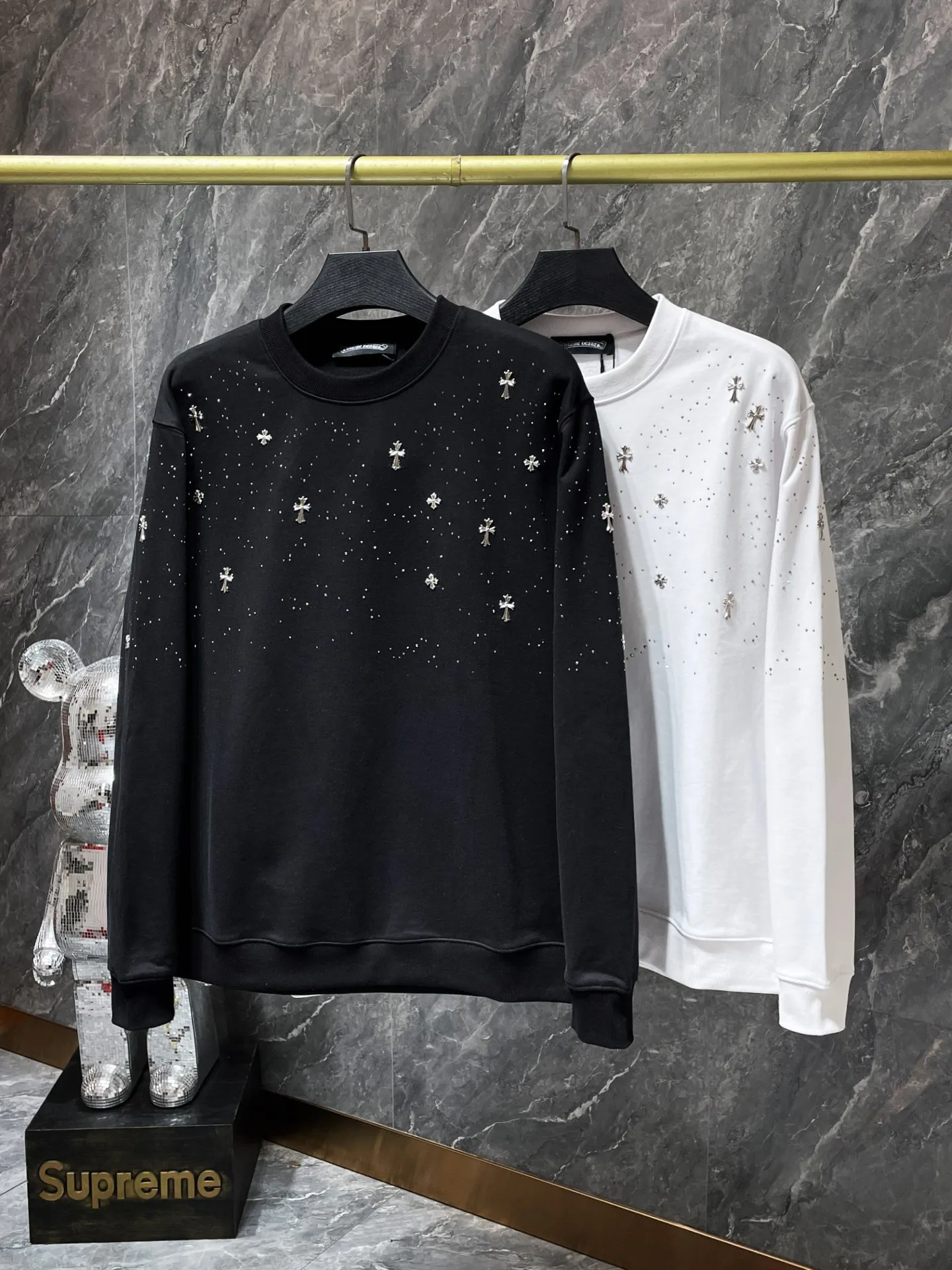 P240 Chrome Hearts Autumn and Winter 2025 New products are available at the counter at the same time. High-weight, environmentally friendly and high-quality top-quality fabrics. Starry cross round neck sweatshirt. Imported environmentally friendly glue printing and dyeing. Counters at the same time. Re-engraved version 1:1. Recommended color: black. White. Size: S, M, L, XL.